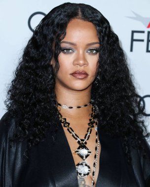  Rihanna geçen hafta sessizce müzik tarihi yazdı. Hafta sonu, plak şirketi ROC Nation tarafından Rihanna 'nın Spotify' da 50 milyar akışı geçtiği ortaya çıktı. HOLYWOOD, LOS ANGELES, CALIFORNIA, ABD - 14 Kasım: Barbadoslu şarkıcı