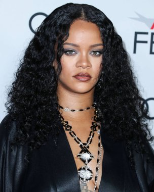  Rihanna geçen hafta sessizce müzik tarihi yazdı. Hafta sonu, plak şirketi ROC Nation tarafından Rihanna 'nın Spotify' da 50 milyar akışı geçtiği ortaya çıktı. HOLYWOOD, LOS ANGELES, CALIFORNIA, ABD - 14 Kasım: Barbadoslu şarkıcı