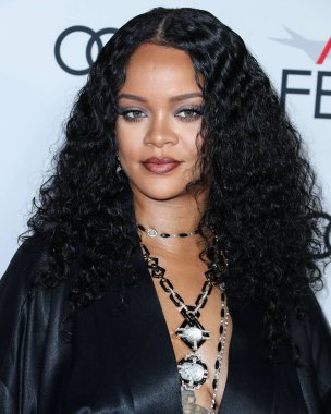  Rihanna geçen hafta sessizce müzik tarihi yazdı. Hafta sonu, plak şirketi ROC Nation tarafından Rihanna 'nın Spotify' da 50 milyar akışı geçtiği ortaya çıktı. HOLYWOOD, LOS ANGELES, CALIFORNIA, ABD - 14 Kasım: Barbadoslu şarkıcı