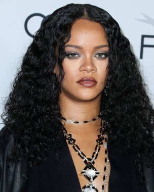  Rihanna geçen hafta sessizce müzik tarihi yazdı. Hafta sonu, plak şirketi ROC Nation tarafından Rihanna 'nın Spotify' da 50 milyar akışı geçtiği ortaya çıktı. HOLYWOOD, LOS ANGELES, CALIFORNIA, ABD - 14 Kasım: Barbadoslu şarkıcı