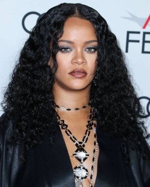  Rihanna geçen hafta sessizce müzik tarihi yazdı. Hafta sonu, plak şirketi ROC Nation tarafından Rihanna 'nın Spotify' da 50 milyar akışı geçtiği ortaya çıktı. HOLYWOOD, LOS ANGELES, CALIFORNIA, ABD - 14 Kasım: Barbadoslu şarkıcı
