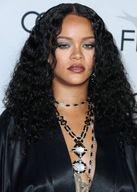  Rihanna geçen hafta sessizce müzik tarihi yazdı. Hafta sonu, plak şirketi ROC Nation tarafından Rihanna 'nın Spotify' da 50 milyar akışı geçtiği ortaya çıktı. HOLYWOOD, LOS ANGELES, CALIFORNIA, ABD - 14 Kasım: Barbadoslu şarkıcı