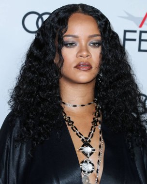  Rihanna geçen hafta sessizce müzik tarihi yazdı. Hafta sonu, plak şirketi ROC Nation tarafından Rihanna 'nın Spotify' da 50 milyar akışı geçtiği ortaya çıktı. HOLYWOOD, LOS ANGELES, CALIFORNIA, ABD - 14 Kasım: Barbadoslu şarkıcı