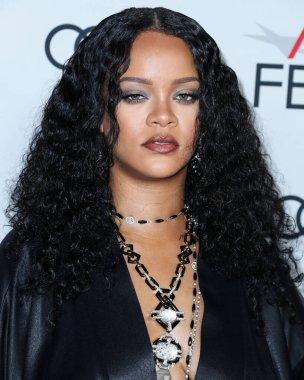  Rihanna geçen hafta sessizce müzik tarihi yazdı. Hafta sonu, plak şirketi ROC Nation tarafından Rihanna 'nın Spotify' da 50 milyar akışı geçtiği ortaya çıktı. HOLYWOOD, LOS ANGELES, CALIFORNIA, ABD - 14 Kasım: Barbadoslu şarkıcı