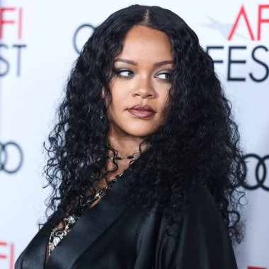  Rihanna geçen hafta sessizce müzik tarihi yazdı. Hafta sonu, plak şirketi ROC Nation tarafından Rihanna 'nın Spotify' da 50 milyar akışı geçtiği ortaya çıktı. HOLYWOOD, LOS ANGELES, CALIFORNIA, ABD - 14 Kasım: Barbadoslu şarkıcı