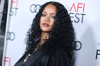  Rihanna geçen hafta sessizce müzik tarihi yazdı. Hafta sonu, plak şirketi ROC Nation tarafından Rihanna 'nın Spotify' da 50 milyar akışı geçtiği ortaya çıktı. HOLYWOOD, LOS ANGELES, CALIFORNIA, ABD - 14 Kasım: Barbadoslu şarkıcı