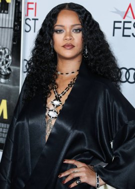 Rihanna geçen hafta sessizce müzik tarihi yazdı. Hafta sonu, plak şirketi ROC Nation tarafından Rihanna 'nın Spotify' da 50 milyar akışı geçtiği ortaya çıktı. HOLYWOOD, LOS ANGELES, CALIFORNIA, ABD - 14 Kasım: Barbadoslu şarkıcı