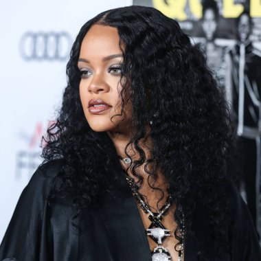  Rihanna geçen hafta sessizce müzik tarihi yazdı. Hafta sonu, plak şirketi ROC Nation tarafından Rihanna 'nın Spotify' da 50 milyar akışı geçtiği ortaya çıktı. HOLYWOOD, LOS ANGELES, CALIFORNIA, ABD - 14 Kasım: Barbadoslu şarkıcı