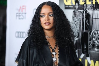  Rihanna geçen hafta sessizce müzik tarihi yazdı. Hafta sonu, plak şirketi ROC Nation tarafından Rihanna 'nın Spotify' da 50 milyar akışı geçtiği ortaya çıktı. HOLYWOOD, LOS ANGELES, CALIFORNIA, ABD - 14 Kasım: Barbadoslu şarkıcı