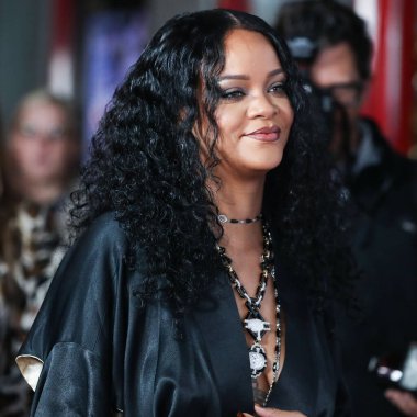  Rihanna geçen hafta sessizce müzik tarihi yazdı. Hafta sonu, plak şirketi ROC Nation tarafından Rihanna 'nın Spotify' da 50 milyar akışı geçtiği ortaya çıktı. HOLYWOOD, LOS ANGELES, CALIFORNIA, ABD - 14 Kasım: Barbadoslu şarkıcı