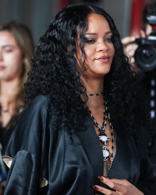  Rihanna geçen hafta sessizce müzik tarihi yazdı. Hafta sonu, plak şirketi ROC Nation tarafından Rihanna 'nın Spotify' da 50 milyar akışı geçtiği ortaya çıktı. HOLYWOOD, LOS ANGELES, CALIFORNIA, ABD - 14 Kasım: Barbadoslu şarkıcı