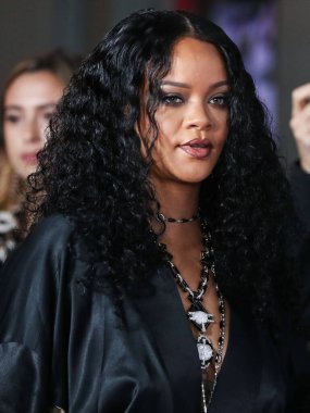  Rihanna geçen hafta sessizce müzik tarihi yazdı. Hafta sonu, plak şirketi ROC Nation tarafından Rihanna 'nın Spotify' da 50 milyar akışı geçtiği ortaya çıktı. HOLYWOOD, LOS ANGELES, CALIFORNIA, ABD - 14 Kasım: Barbadoslu şarkıcı