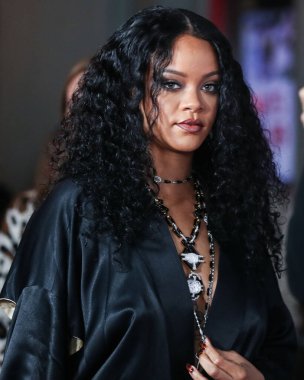  Rihanna geçen hafta sessizce müzik tarihi yazdı. Hafta sonu, plak şirketi ROC Nation tarafından Rihanna 'nın Spotify' da 50 milyar akışı geçtiği ortaya çıktı. HOLYWOOD, LOS ANGELES, CALIFORNIA, ABD - 14 Kasım: Barbadoslu şarkıcı