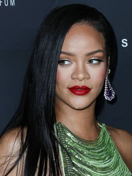 Rihanna geçen hafta sessizce müzik tarihi yazdı. Rihanna Spotify 'da 50 milyar akışı geçti. HOLYWOOD, LOS ANGELES, CALIFORNIA, ABD - 11 Şubat: Barbadoslu şarkıcı Rihanna 70..