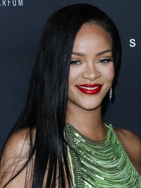 Rihanna geçen hafta sessizce müzik tarihi yazdı. Rihanna Spotify 'da 50 milyar akışı geçti. HOLYWOOD, LOS ANGELES, CALIFORNIA, ABD - 11 Şubat: Barbadoslu şarkıcı Rihanna 70..