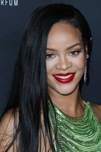 Rihanna geçen hafta sessizce müzik tarihi yazdı. Rihanna Spotify 'da 50 milyar akışı geçti. HOLYWOOD, LOS ANGELES, CALIFORNIA, ABD - 11 Şubat: Barbadoslu şarkıcı Rihanna 70..