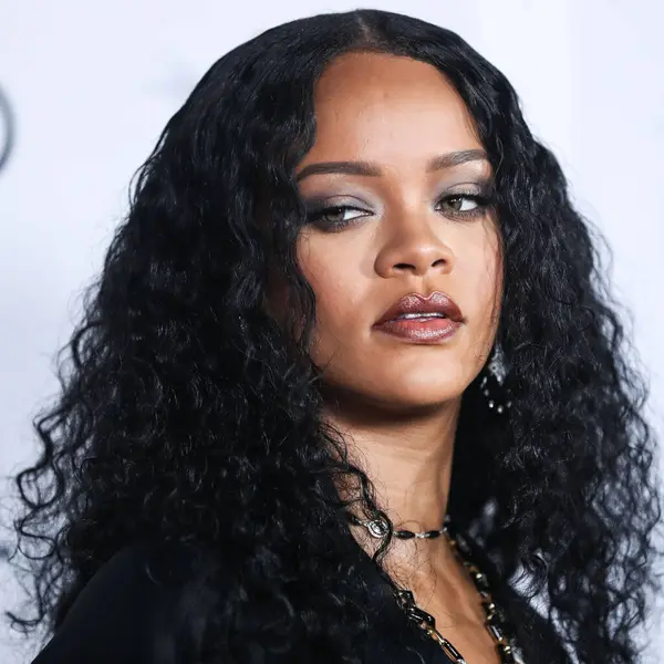  Rihanna geçen hafta sessizce müzik tarihi yazdı. Hafta sonu, plak şirketi ROC Nation tarafından Rihanna 'nın Spotify' da 50 milyar akışı geçtiği ortaya çıktı. HOLYWOOD, LOS ANGELES, CALIFORNIA, ABD - 14 Kasım: Barbadoslu şarkıcı