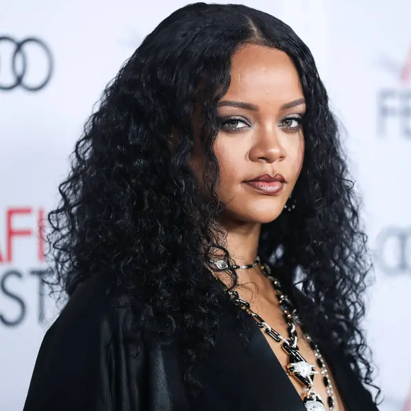  Rihanna geçen hafta sessizce müzik tarihi yazdı. Hafta sonu, plak şirketi ROC Nation tarafından Rihanna 'nın Spotify' da 50 milyar akışı geçtiği ortaya çıktı. HOLYWOOD, LOS ANGELES, CALIFORNIA, ABD - 14 Kasım: Barbadoslu şarkıcı