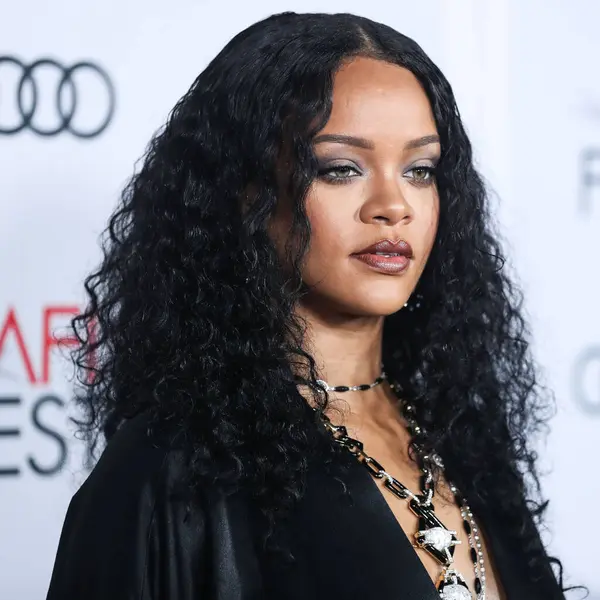  Rihanna geçen hafta sessizce müzik tarihi yazdı. Hafta sonu, plak şirketi ROC Nation tarafından Rihanna 'nın Spotify' da 50 milyar akışı geçtiği ortaya çıktı. HOLYWOOD, LOS ANGELES, CALIFORNIA, ABD - 14 Kasım: Barbadoslu şarkıcı