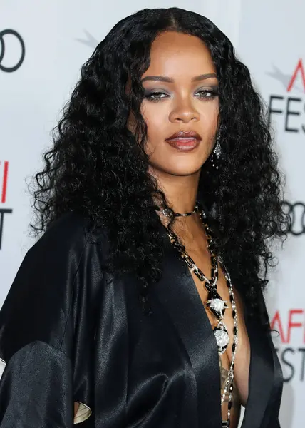  Rihanna geçen hafta sessizce müzik tarihi yazdı. Hafta sonu, plak şirketi ROC Nation tarafından Rihanna 'nın Spotify' da 50 milyar akışı geçtiği ortaya çıktı. HOLYWOOD, LOS ANGELES, CALIFORNIA, ABD - 14 Kasım: Barbadoslu şarkıcı