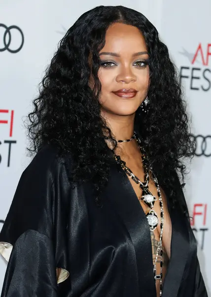  Rihanna geçen hafta sessizce müzik tarihi yazdı. Hafta sonu, plak şirketi ROC Nation tarafından Rihanna 'nın Spotify' da 50 milyar akışı geçtiği ortaya çıktı. HOLYWOOD, LOS ANGELES, CALIFORNIA, ABD - 14 Kasım: Barbadoslu şarkıcı