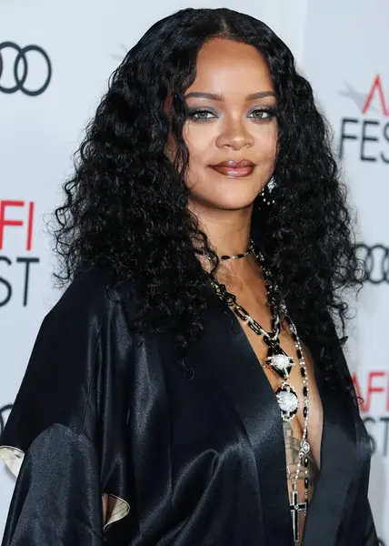  Rihanna geçen hafta sessizce müzik tarihi yazdı. Hafta sonu, plak şirketi ROC Nation tarafından Rihanna 'nın Spotify' da 50 milyar akışı geçtiği ortaya çıktı. HOLYWOOD, LOS ANGELES, CALIFORNIA, ABD - 14 Kasım: Barbadoslu şarkıcı