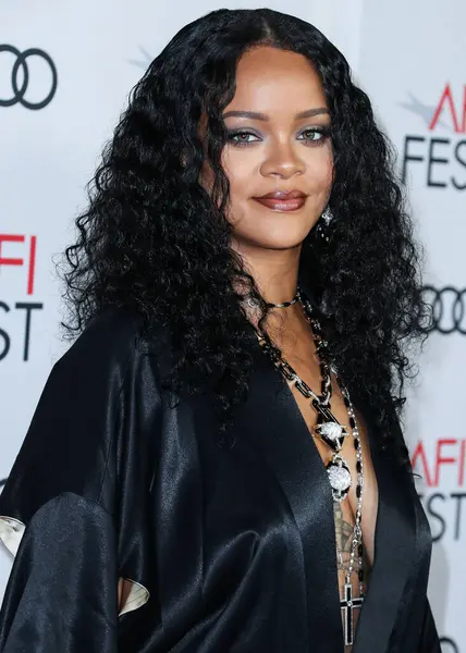  Rihanna geçen hafta sessizce müzik tarihi yazdı. Hafta sonu, plak şirketi ROC Nation tarafından Rihanna 'nın Spotify' da 50 milyar akışı geçtiği ortaya çıktı. HOLYWOOD, LOS ANGELES, CALIFORNIA, ABD - 14 Kasım: Barbadoslu şarkıcı