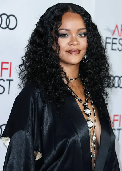  Rihanna geçen hafta sessizce müzik tarihi yazdı. Hafta sonu, plak şirketi ROC Nation tarafından Rihanna 'nın Spotify' da 50 milyar akışı geçtiği ortaya çıktı. HOLYWOOD, LOS ANGELES, CALIFORNIA, ABD - 14 Kasım: Barbadoslu şarkıcı