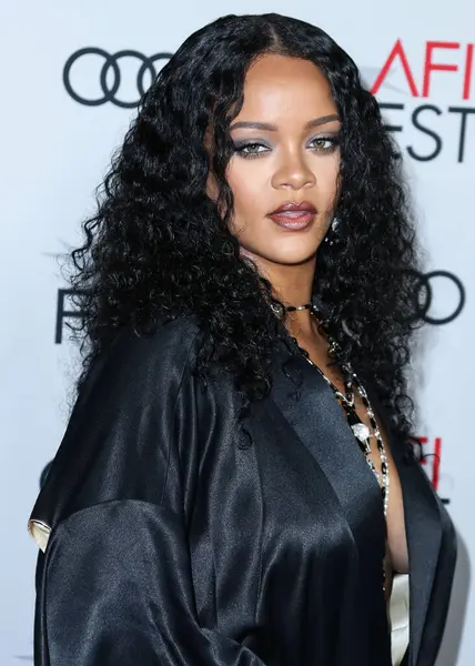  Rihanna geçen hafta sessizce müzik tarihi yazdı. Hafta sonu, plak şirketi ROC Nation tarafından Rihanna 'nın Spotify' da 50 milyar akışı geçtiği ortaya çıktı. HOLYWOOD, LOS ANGELES, CALIFORNIA, ABD - 14 Kasım: Barbadoslu şarkıcı