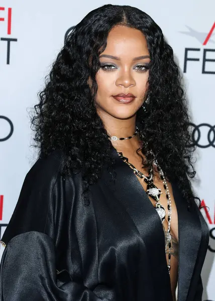(Rihanna geçen hafta sessizce müzik tarihi yazmıştı. Hafta sonu, plak şirketi ROC Nation tarafından Rihanna 'nın Spotify' da 50 milyar akışı geçtiği ortaya çıktı. HOLYWOOD, LOS ANGELES, CALIFORNIA, ABD - 14 Kasım: Barbadoslu şarkıcı