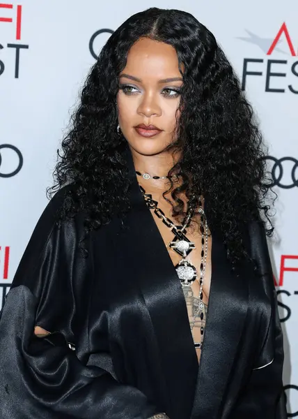  Rihanna geçen hafta sessizce müzik tarihi yazdı. Hafta sonu, plak şirketi ROC Nation tarafından Rihanna 'nın Spotify' da 50 milyar akışı geçtiği ortaya çıktı. HOLYWOOD, LOS ANGELES, CALIFORNIA, ABD - 14 Kasım: Barbadoslu şarkıcı