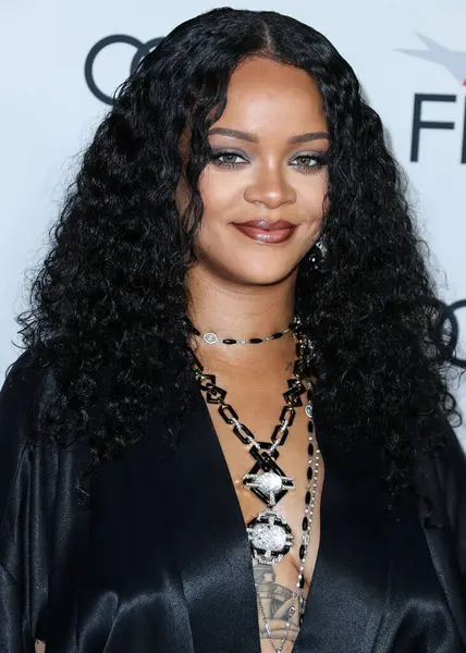  Rihanna geçen hafta sessizce müzik tarihi yazdı. Hafta sonu, plak şirketi ROC Nation tarafından Rihanna 'nın Spotify' da 50 milyar akışı geçtiği ortaya çıktı. HOLYWOOD, LOS ANGELES, CALIFORNIA, ABD - 14 Kasım: Barbadoslu şarkıcı
