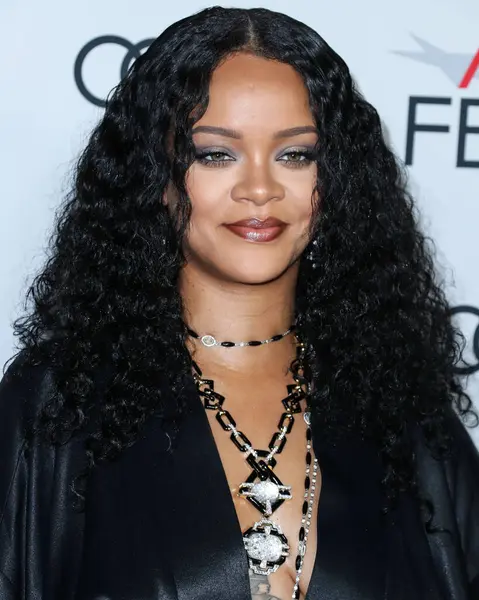  Rihanna geçen hafta sessizce müzik tarihi yazdı. Hafta sonu, plak şirketi ROC Nation tarafından Rihanna 'nın Spotify' da 50 milyar akışı geçtiği ortaya çıktı. HOLYWOOD, LOS ANGELES, CALIFORNIA, ABD - 14 Kasım: Barbadoslu şarkıcı