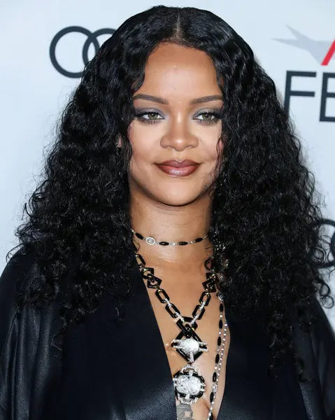  Rihanna geçen hafta sessizce müzik tarihi yazdı. Hafta sonu, plak şirketi ROC Nation tarafından Rihanna 'nın Spotify' da 50 milyar akışı geçtiği ortaya çıktı. HOLYWOOD, LOS ANGELES, CALIFORNIA, ABD - 14 Kasım: Barbadoslu şarkıcı