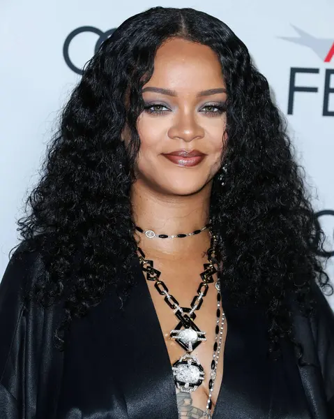  Rihanna geçen hafta sessizce müzik tarihi yazdı. Hafta sonu, plak şirketi ROC Nation tarafından Rihanna 'nın Spotify' da 50 milyar akışı geçtiği ortaya çıktı. HOLYWOOD, LOS ANGELES, CALIFORNIA, ABD - 14 Kasım: Barbadoslu şarkıcı