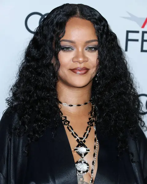  Rihanna geçen hafta sessizce müzik tarihi yazdı. Hafta sonu, plak şirketi ROC Nation tarafından Rihanna 'nın Spotify' da 50 milyar akışı geçtiği ortaya çıktı. HOLYWOOD, LOS ANGELES, CALIFORNIA, ABD - 14 Kasım: Barbadoslu şarkıcı