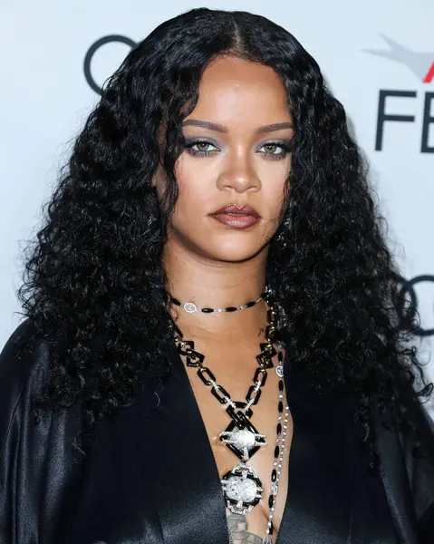  Rihanna geçen hafta sessizce müzik tarihi yazdı. Hafta sonu, plak şirketi ROC Nation tarafından Rihanna 'nın Spotify' da 50 milyar akışı geçtiği ortaya çıktı. HOLYWOOD, LOS ANGELES, CALIFORNIA, ABD - 14 Kasım: Barbadoslu şarkıcı