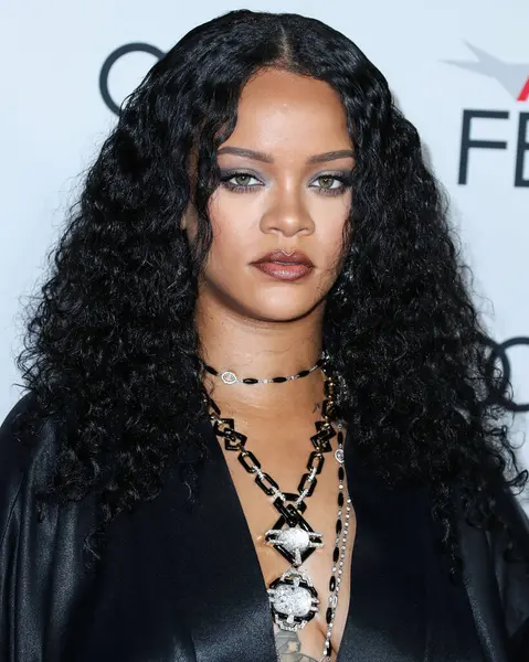  Rihanna geçen hafta sessizce müzik tarihi yazdı. Hafta sonu, plak şirketi ROC Nation tarafından Rihanna 'nın Spotify' da 50 milyar akışı geçtiği ortaya çıktı. HOLYWOOD, LOS ANGELES, CALIFORNIA, ABD - 14 Kasım: Barbadoslu şarkıcı