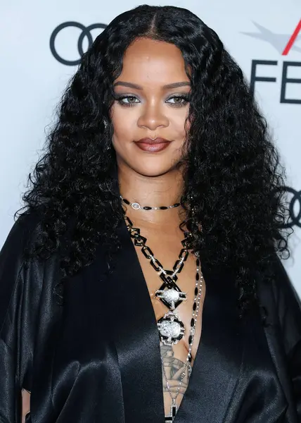  Rihanna geçen hafta sessizce müzik tarihi yazdı. Hafta sonu, plak şirketi ROC Nation tarafından Rihanna 'nın Spotify' da 50 milyar akışı geçtiği ortaya çıktı. HOLYWOOD, LOS ANGELES, CALIFORNIA, ABD - 14 Kasım: Barbadoslu şarkıcı