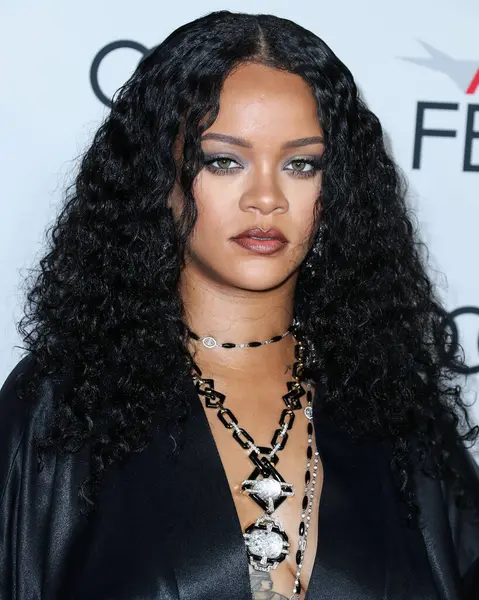  Rihanna geçen hafta sessizce müzik tarihi yazdı. Hafta sonu, plak şirketi ROC Nation tarafından Rihanna 'nın Spotify' da 50 milyar akışı geçtiği ortaya çıktı. HOLYWOOD, LOS ANGELES, CALIFORNIA, ABD - 14 Kasım: Barbadoslu şarkıcı