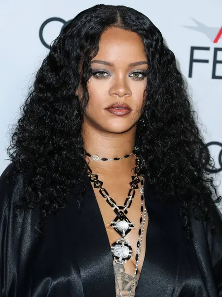  Rihanna geçen hafta sessizce müzik tarihi yazdı. Hafta sonu, plak şirketi ROC Nation tarafından Rihanna 'nın Spotify' da 50 milyar akışı geçtiği ortaya çıktı. HOLYWOOD, LOS ANGELES, CALIFORNIA, ABD - 14 Kasım: Barbadoslu şarkıcı