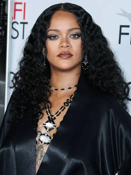  Rihanna geçen hafta sessizce müzik tarihi yazdı. Hafta sonu, plak şirketi ROC Nation tarafından Rihanna 'nın Spotify' da 50 milyar akışı geçtiği ortaya çıktı. HOLYWOOD, LOS ANGELES, CALIFORNIA, ABD - 14 Kasım: Barbadoslu şarkıcı
