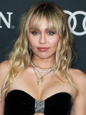 Miley Cyrus 2026 'da Hollywood Bulvarı' nda yıldız alacak. Miley Cyrus, Eugenio Derbez ve Richard Blade tarafından 2 Temmuz 2025 Çarşamba günü açıklanan 35 onur konuğu arasındaydı..