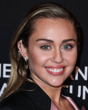 Miley Cyrus 2026 'da Hollywood Bulvarı' nda yıldız alacak. Miley Cyrus, Eugenio Derbez ve Richard Blade tarafından 2 Temmuz 2025 Çarşamba günü açıklanan 35 onur konuğu arasındaydı..