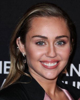 Miley Cyrus 2026 'da Hollywood Bulvarı' nda yıldız alacak. Miley Cyrus, Eugenio Derbez ve Richard Blade tarafından 2 Temmuz 2025 Çarşamba günü açıklanan 35 onur konuğu arasındaydı..