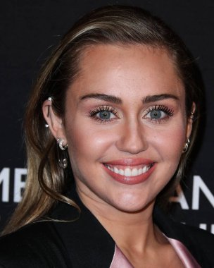 Miley Cyrus 2026 'da Hollywood Bulvarı' nda yıldız alacak. Miley Cyrus, Eugenio Derbez ve Richard Blade tarafından 2 Temmuz 2025 Çarşamba günü açıklanan 35 onur konuğu arasındaydı..