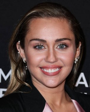 Miley Cyrus 2026 'da Hollywood Bulvarı' nda yıldız alacak. Miley Cyrus, Eugenio Derbez ve Richard Blade tarafından 2 Temmuz 2025 Çarşamba günü açıklanan 35 onur konuğu arasındaydı..