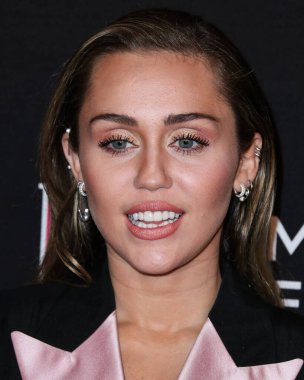 Miley Cyrus 2026 'da Hollywood Bulvarı' nda yıldız alacak. Miley Cyrus, Eugenio Derbez ve Richard Blade tarafından 2 Temmuz 2025 Çarşamba günü açıklanan 35 onur konuğu arasındaydı..