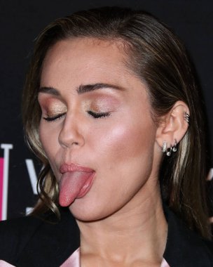 Miley Cyrus 2026 'da Hollywood Bulvarı' nda yıldız alacak. Miley Cyrus, Eugenio Derbez ve Richard Blade tarafından 2 Temmuz 2025 Çarşamba günü açıklanan 35 onur konuğu arasındaydı..