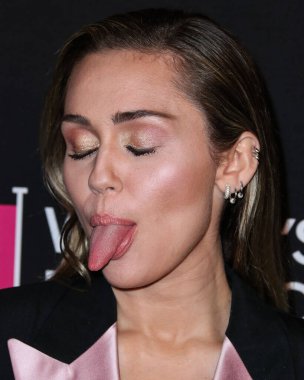 Miley Cyrus 2026 'da Hollywood Bulvarı' nda yıldız alacak. Miley Cyrus, Eugenio Derbez ve Richard Blade tarafından 2 Temmuz 2025 Çarşamba günü açıklanan 35 onur konuğu arasındaydı..
